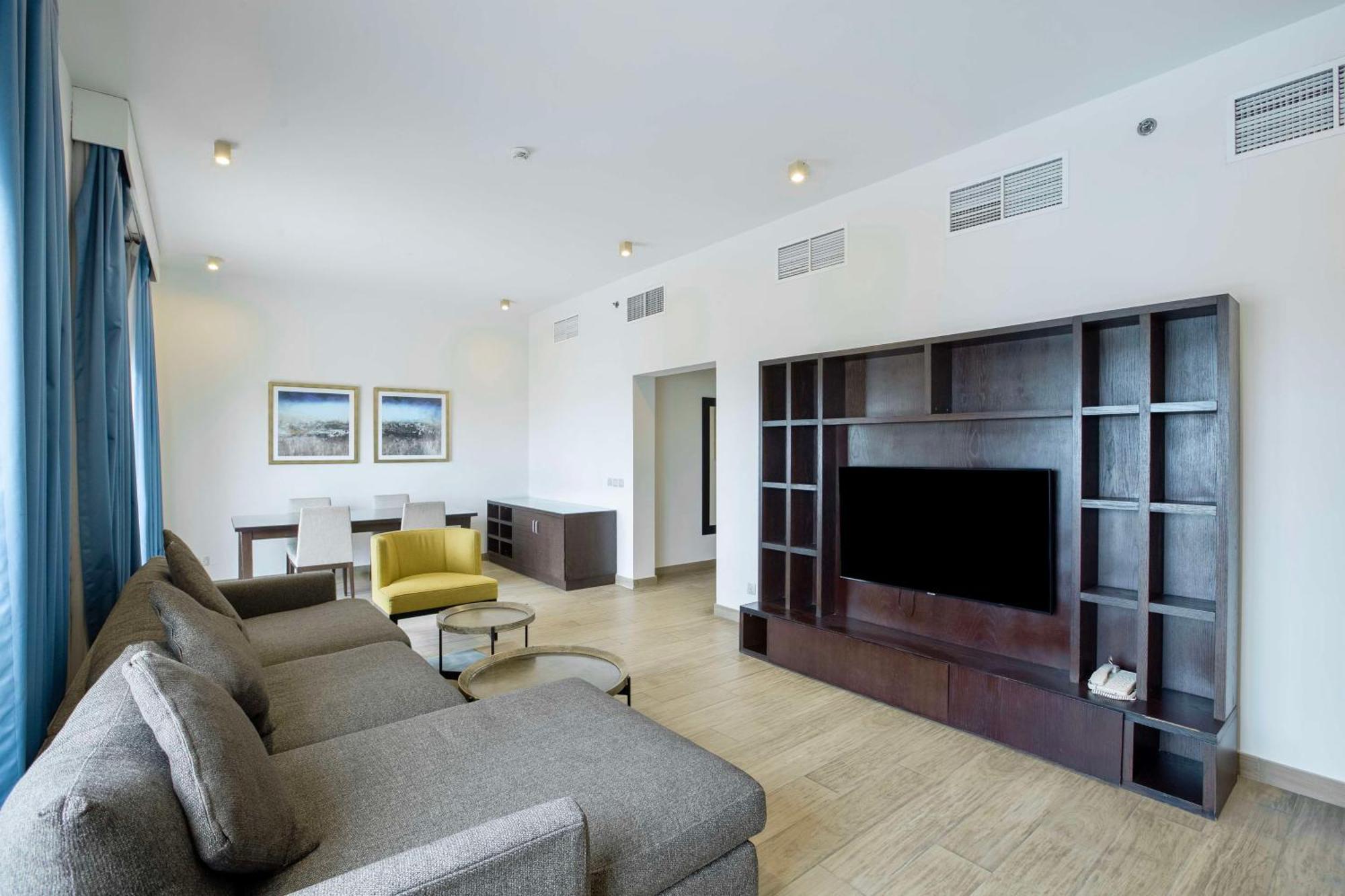 Radisson Blu Resort, Fujairah Luaran gambar A living room in a suite at the Ritz-Carlton, DIFC