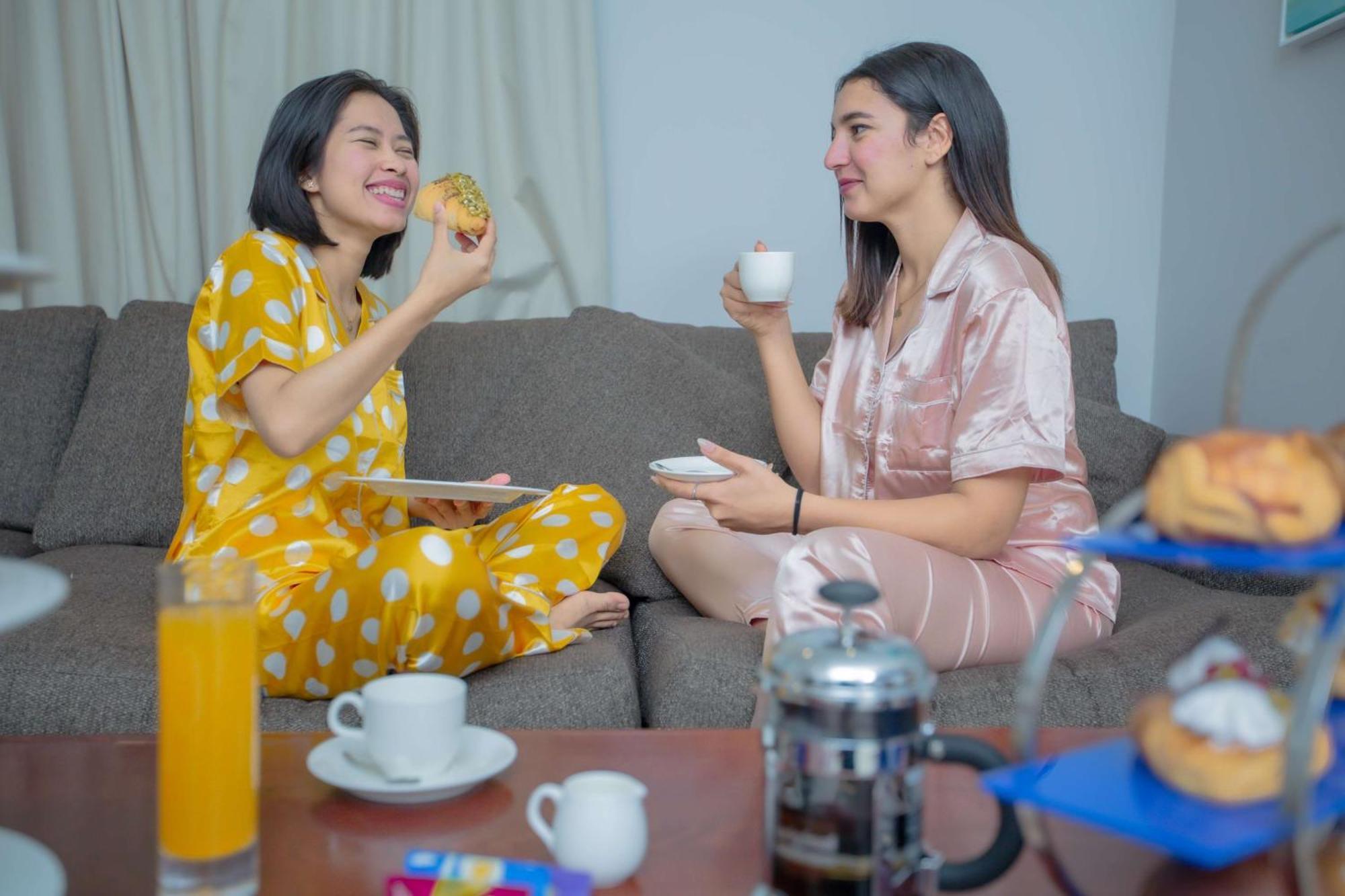 Radisson Blu Resort, Fujairah Luaran gambar Two women wearing pajamas